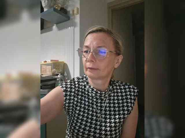 ShiningMILF live female cam on bongacams