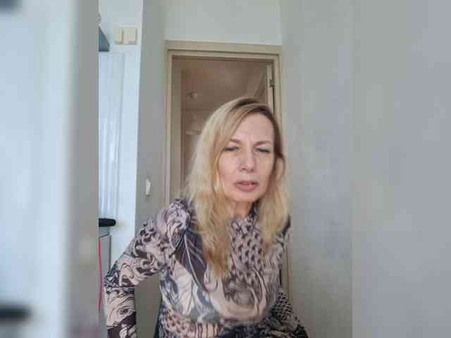 Модель: ShiningMILF
