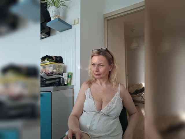 ShiningMILF webcam