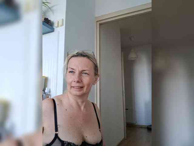 ShiningMILF live female cam on bongacams