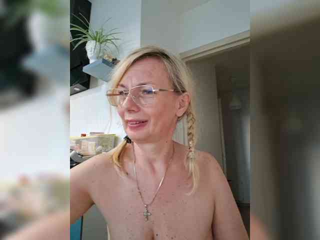 Модель: ShiningMILF