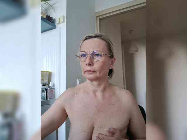 ShiningMILF live female cam on bongacams