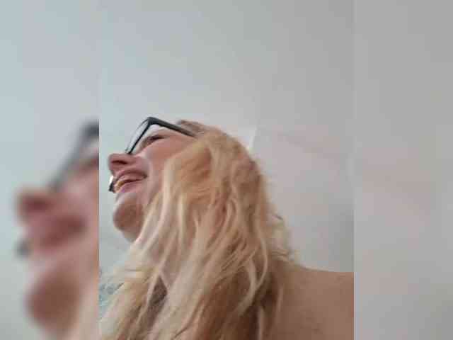 ShiningMILF webcam