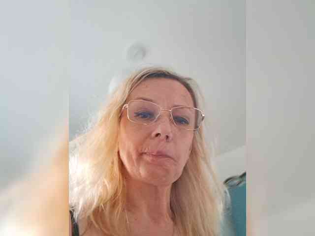ShiningMILF Live Webcam on BongaCams