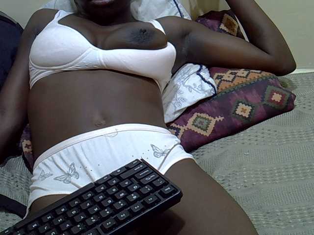 Prettiegal Live Cam on BongaCams