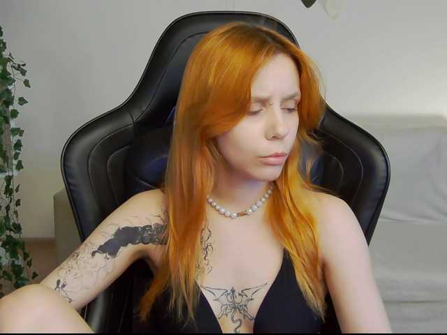 Rachel-lips live cam on BongaCams