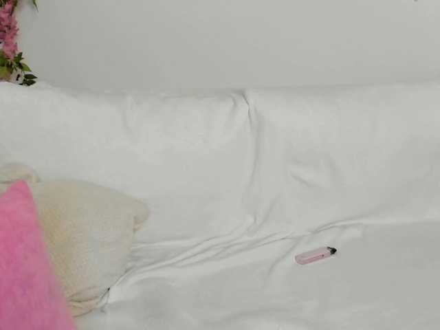 Rachel-lips live cam on BongaCams