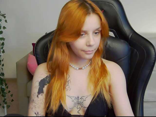 Rachel-lips live cam on BongaCams