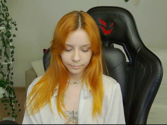 Rachel-lips live cam on BongaCams