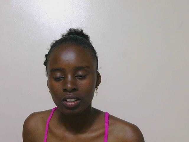 le modèle SweetTarrif est en webcam porno dans un show sur le site bongacams, il possède les tags suivants: Ebony,Brunette,Trimmed