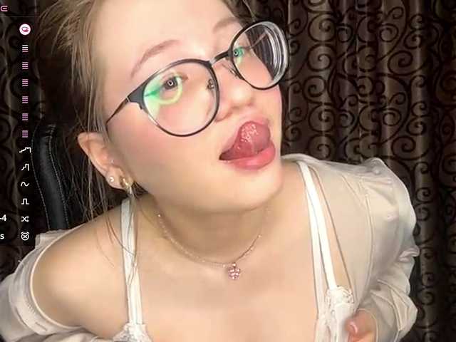 EstellaRosenfeldt's BongaCams show and profile