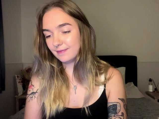 RoxyHorny live webcam show