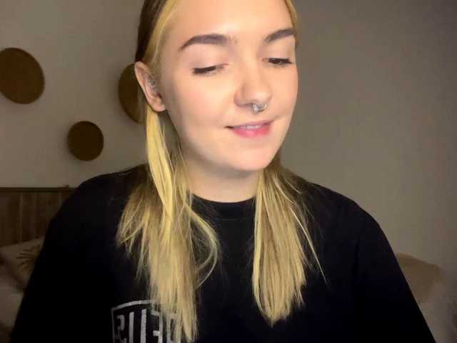 RoxyHorny live cam preview