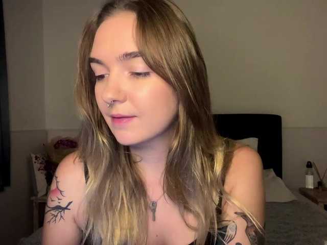 RoxyHorny live webcam show