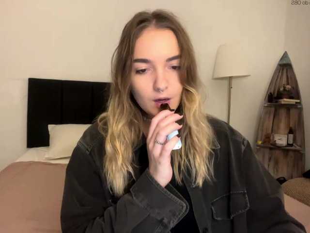 RoxyHorny's BongaCams show and profile