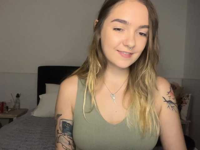 RoxyHorny live webcam show