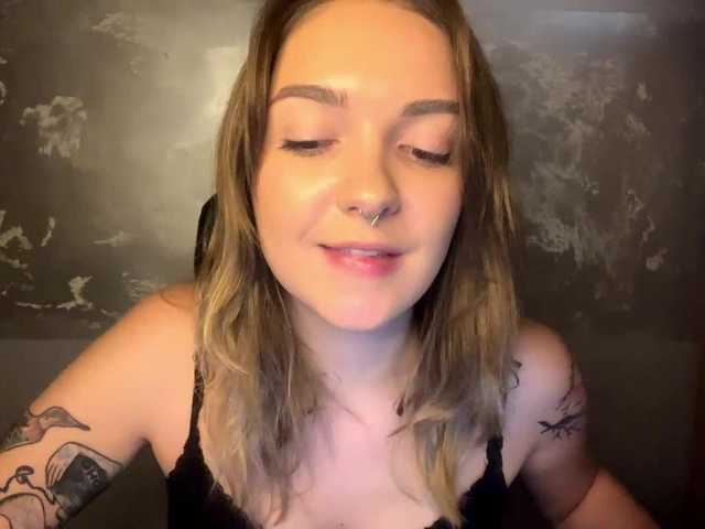 RoxyHorny live cam