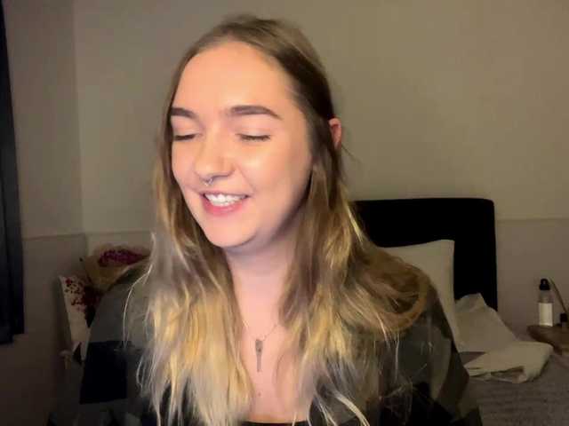 RoxyHorny live webcam show