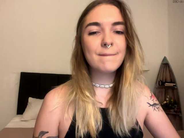 RoxyHorny's BongaCams show and profile