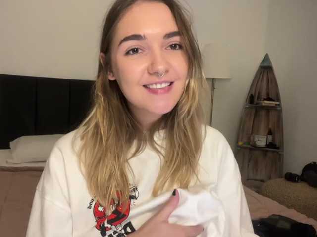 RoxyHorny's BongaCams show and profile