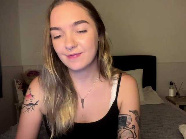 RoxyHorny live webcam show
