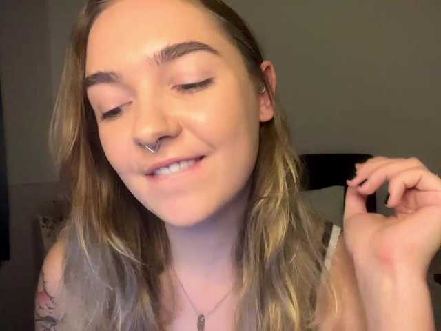 RoxyHorny live webcam show