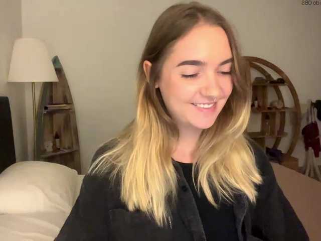 le modèle RoxyHorny est en webcam porno dans un show sur le site bongacams, il possède les tags suivants: White/Caucasian,Blonde,Shaved