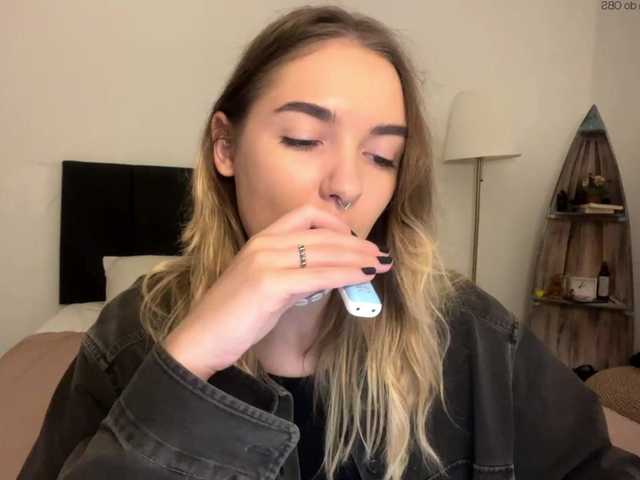 RoxyHorny's BongaCams show and profile