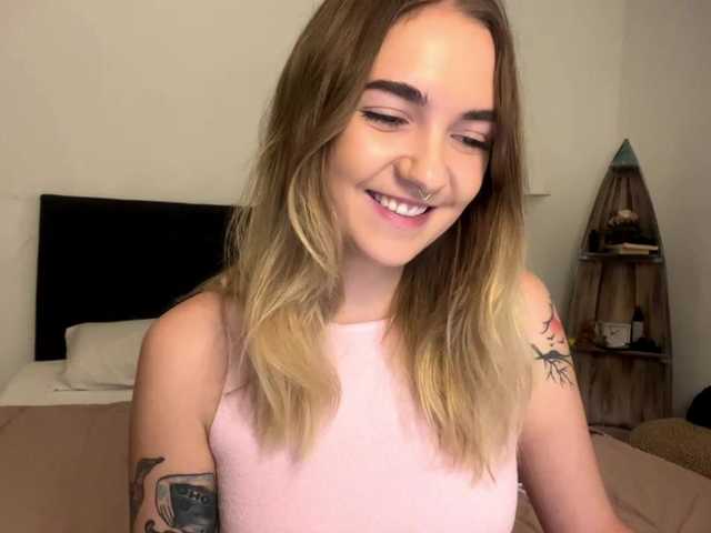 RoxyHorny's BongaCams show and profile