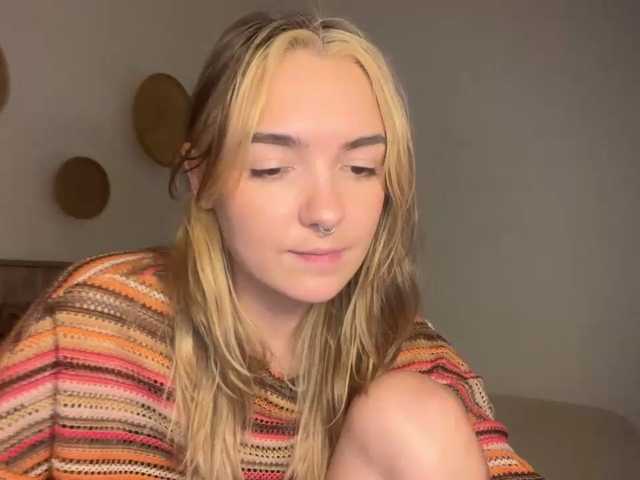RoxyHorny live cam preview