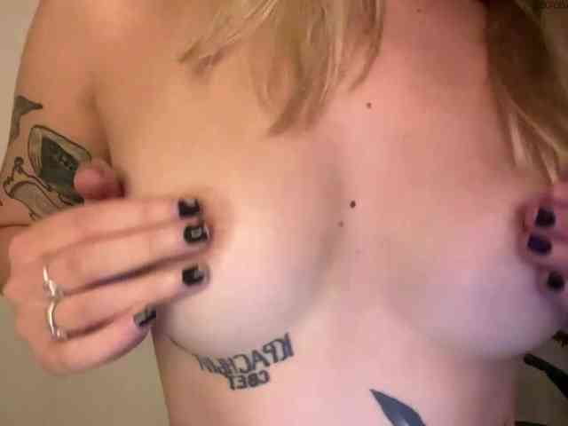 Model: RoxyHorny