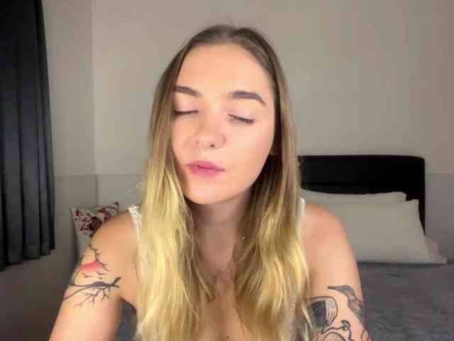 RoxyHorny webcam