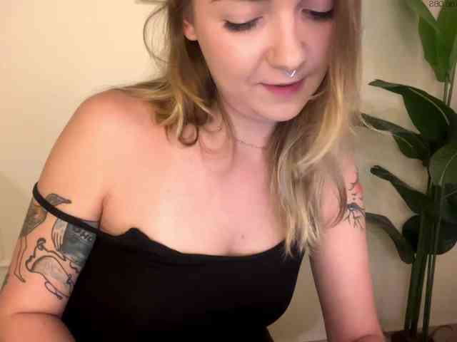 Model: RoxyHorny