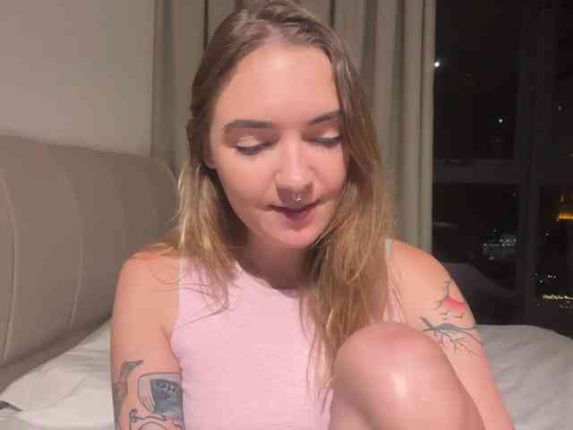 Model: RoxyHorny
