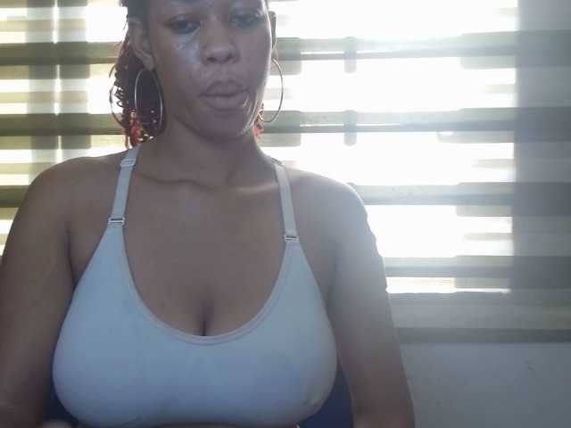Juicynpink live cam on BongaCams