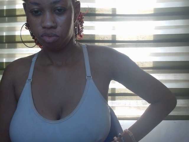 Juicynpink live cam on BongaCams