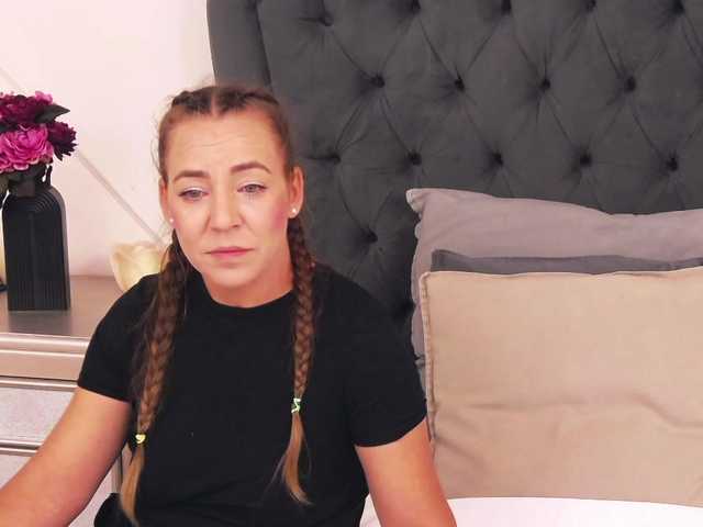 LauraSnow live webcam show