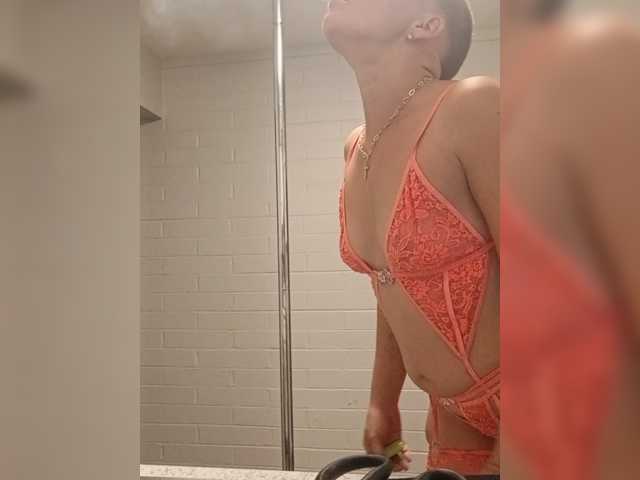 QUEENOFMEN live cam preview