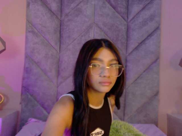 SERENA-JONES Live Cam and Statistics on UnifiedCams