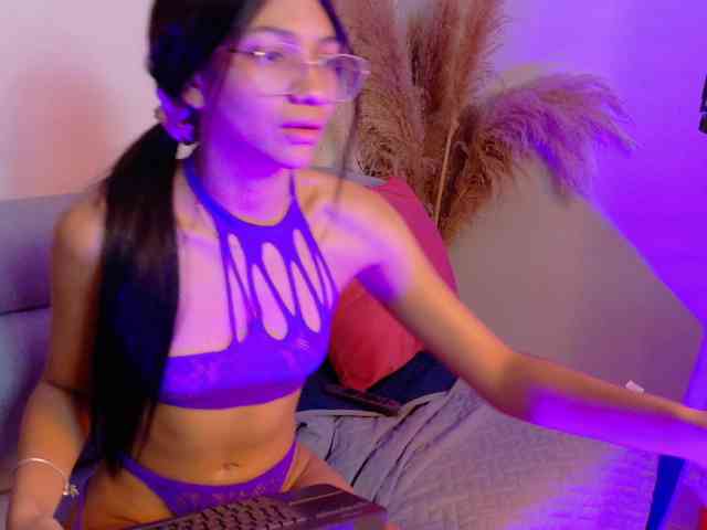 SERENA-JONES webcam