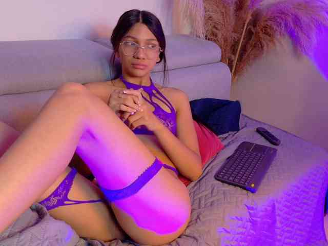 SERENA-JONES webcam