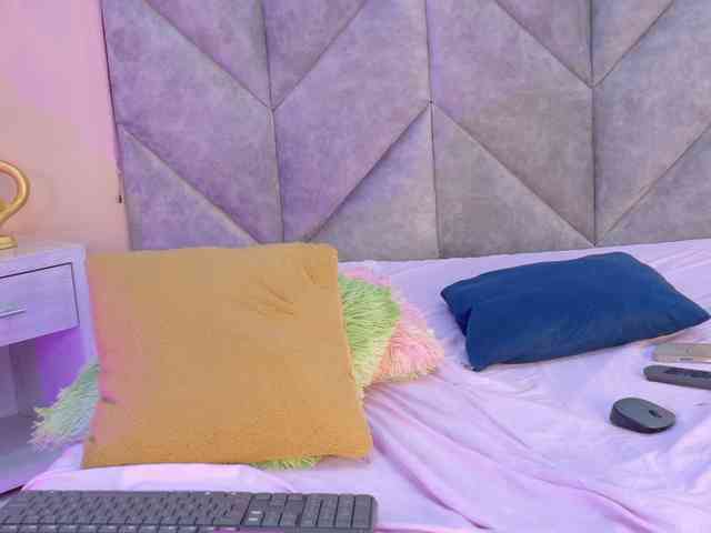 SERENA-JONES webcam