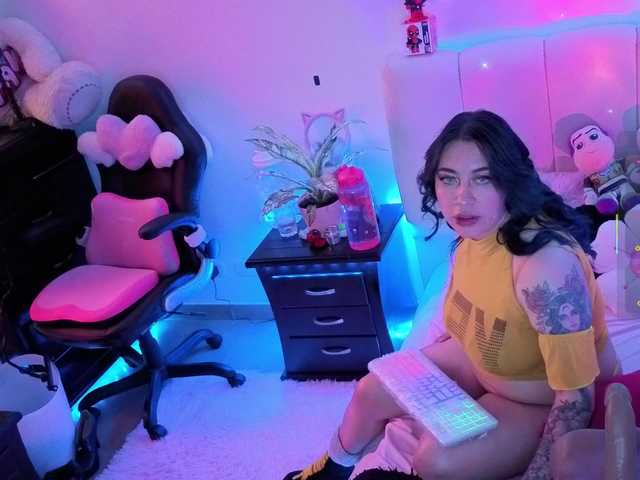 almendra08 live cam on BongaCams