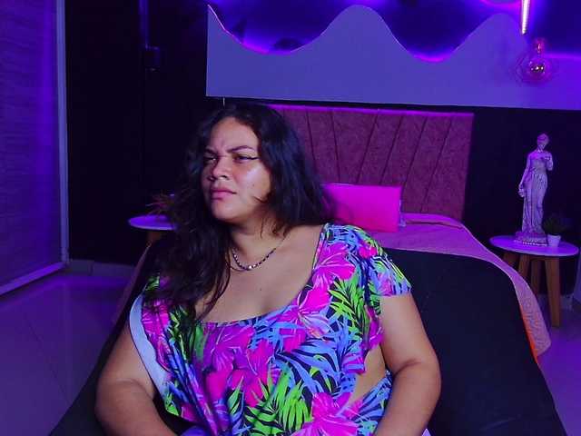 Chat with scarlett--joness live cam