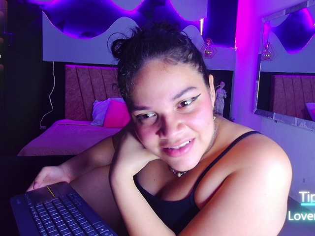 le modèle scarlett--joness est en webcam porno dans un show sur le site bongacams, il possède les tags suivants: Latino/Hispanic,Brunette,Trimmed