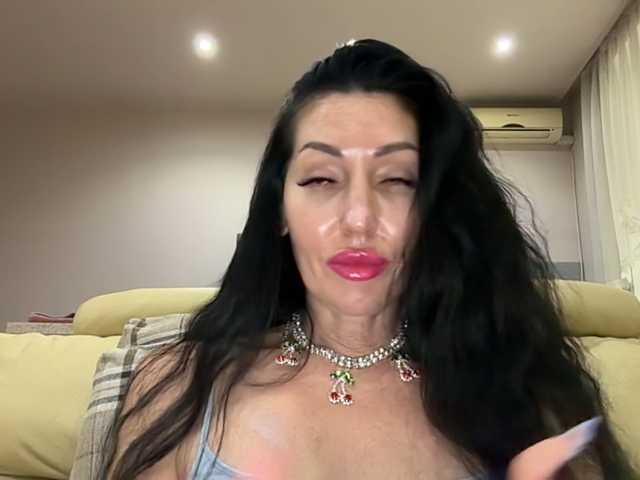 KorolevaQween000 live cam on BongaCams