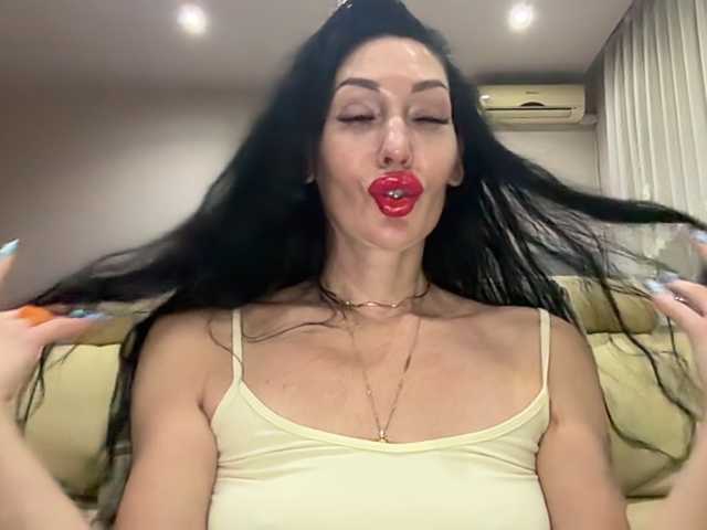 KorolevaQween000 live cam on BongaCams