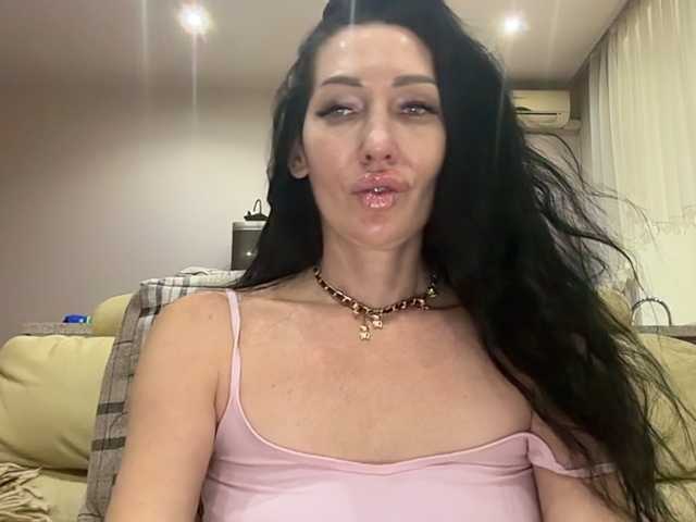 KorolevaQween000 live cam on BongaCams