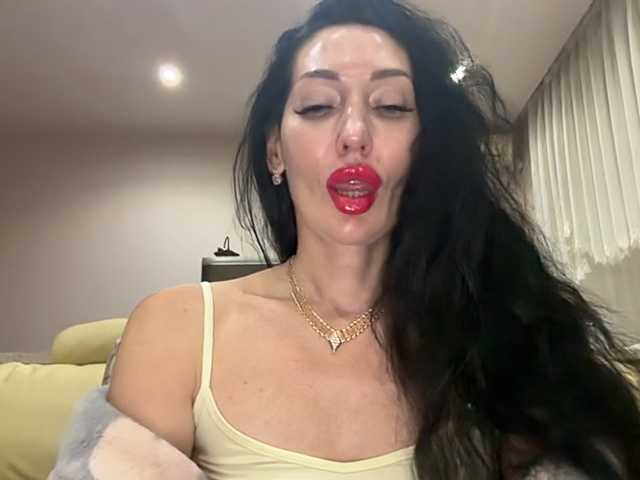 KorolevaQween000 live cam on BongaCams