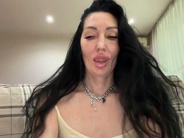 KorolevaQween000 live cam on BongaCams